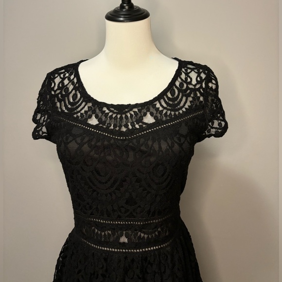 H&M Divided Lace Dress, flares at the waist - Picture 2 of 4